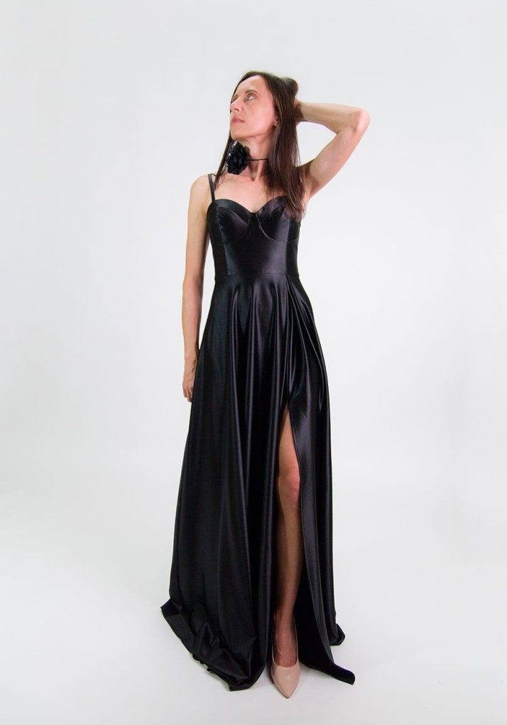 Satynowa sukienka gorsetowa maxi – Grace czarna