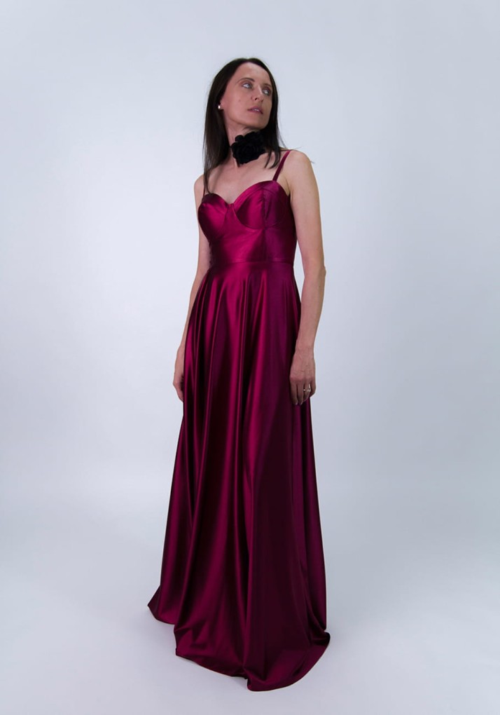 Satynowa sukienka gorsetowa maxi – Grace bordowa