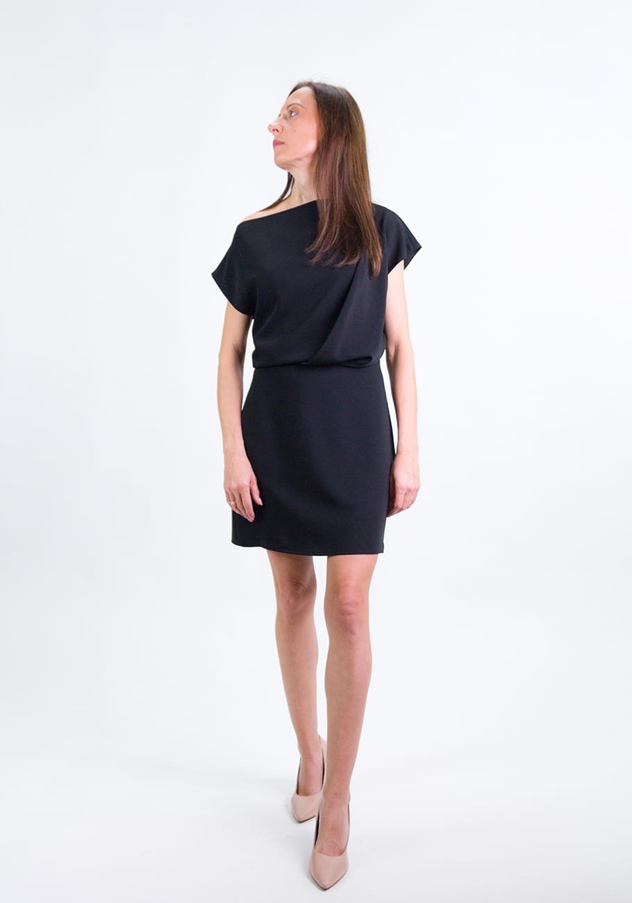 evelyn-noir-asymetryczna-czarna-sukienka-mini-odkryte-ramie-stormfashion.jpg