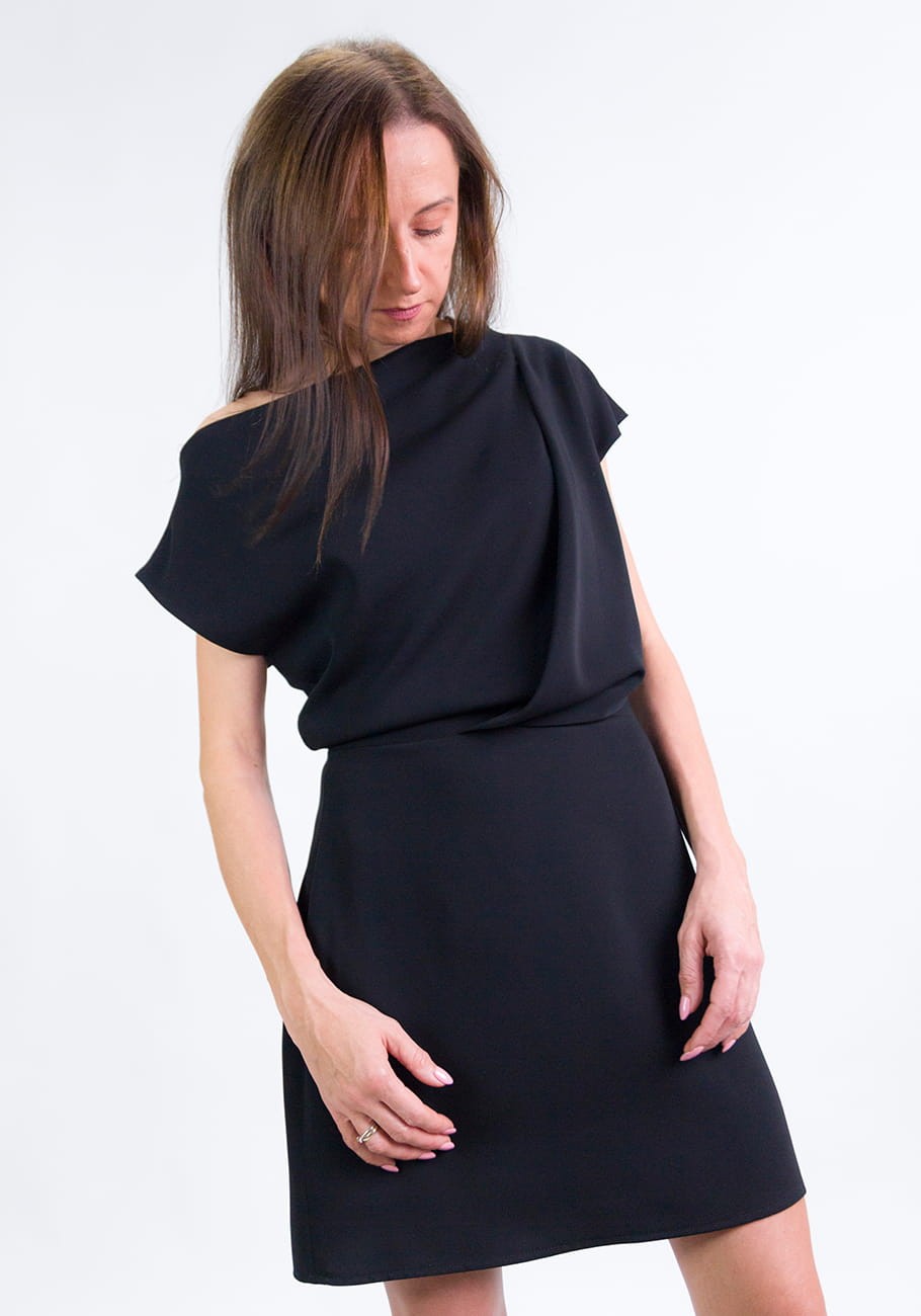 evelyn-noir-asymetryczna-czarna-sukienka-mini-odkryte-ramie-stormfashion-2.jpg