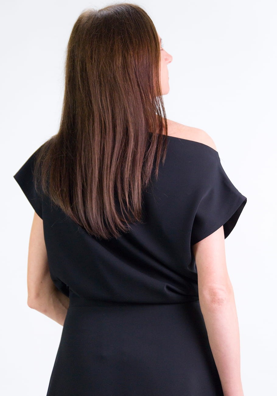 evelyn-noir-asymetryczna-czarna-sukienka-mini-odkryte-ramie-stormfashion-4.jpg