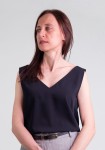 Czarna bluzka pod marynarkę Kamala - klasyczny top z dekoltem w serek 