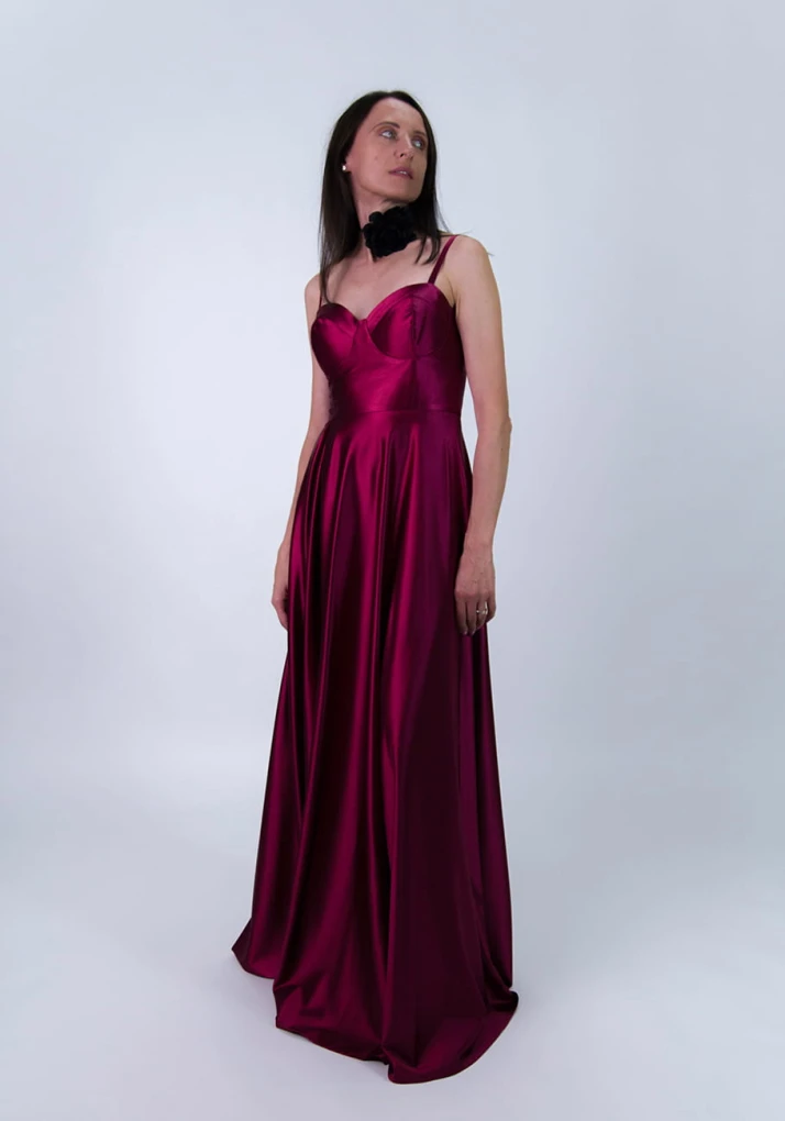 Satynowa sukienka gorsetowa maxi – Grace bordowa