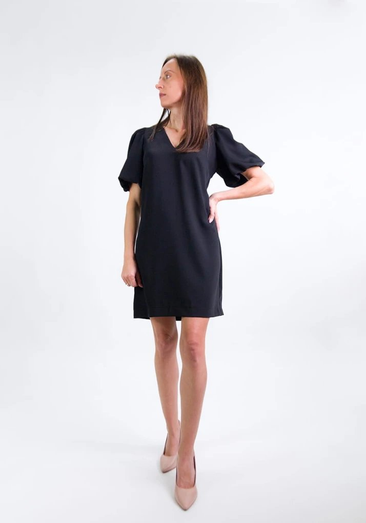 Esme Classic - Elegancka Czarna Sukienka Trapezowa z Dekoltem V