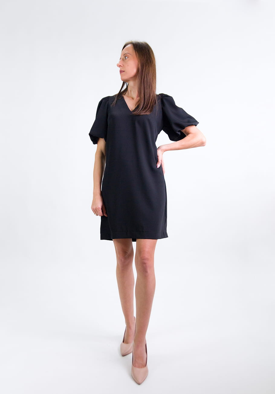 stormfashion-esme-classic-czarna-sukienka-trapezowa-bufiaste-rekawy-dekolt-v_1.jpg